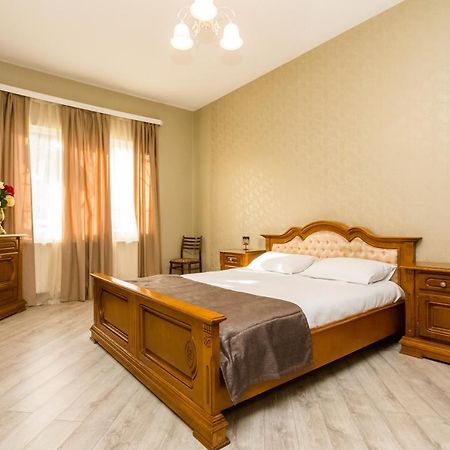 Rustaveli Two Bedroom Apartment With 5 Star Location Tbilisi Exterior foto