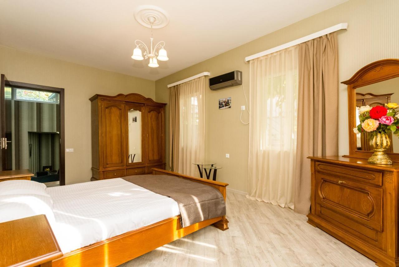 Rustaveli Two Bedroom Apartment With 5 Star Location Tbilisi Exterior foto